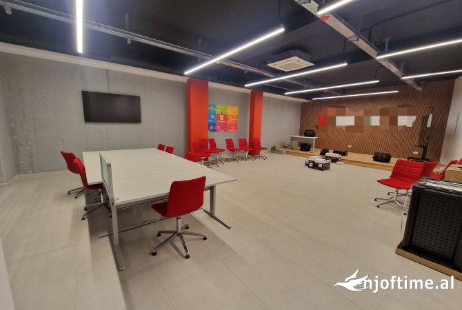 Jepet me qira godine kater kate, buze rruge kryesore ne Sauk, Tirane!