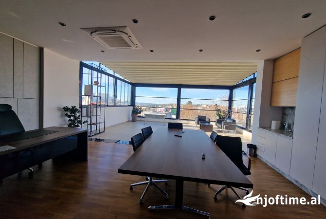 Jepet me qira godine kater kate, buze rruge kryesore ne Sauk, Tirane!