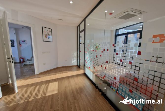 Jepet me qira godine kater kate, buze rruge kryesore ne Sauk, Tirane!