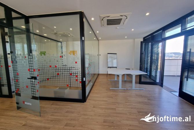 Jepet me qira godine kater kate, buze rruge kryesore ne Sauk, Tirane!