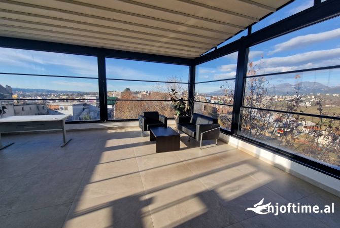 Jepet me qira godine kater kate, buze rruge kryesore ne Sauk, Tirane!