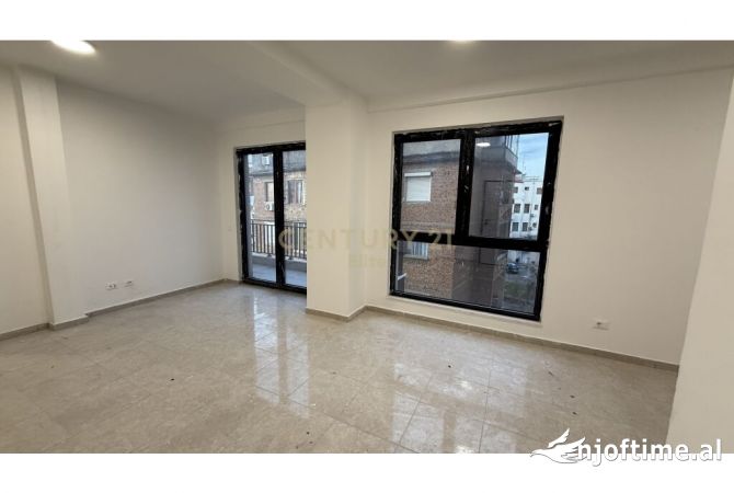 Ambient biznesi me qera 3+1 ne Tirane - 800 Euro