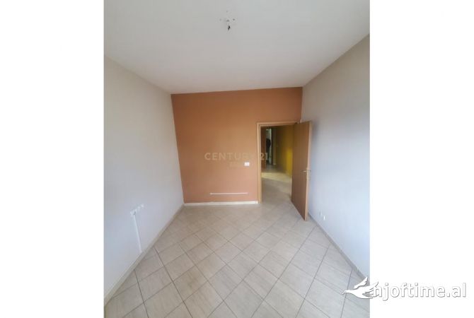 Ambient biznesi me qera 3+1 ne Tirane - 600 Euro