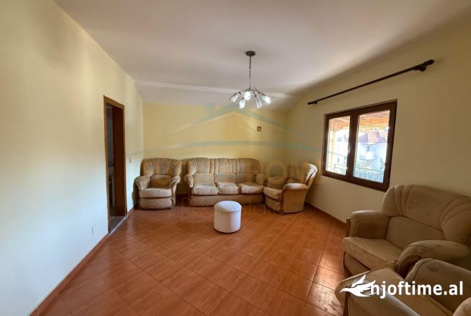 Shtepi me qera 4+1 ne Tirane - 700 Euro