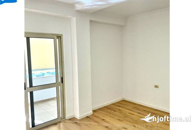 Ambient biznesi me qera 3+1 ne Tirane - 1,200 Euro