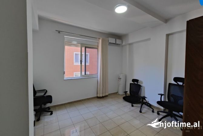 Ambient biznesi me qera 3+1 ne Tirane - 1,200 Euro