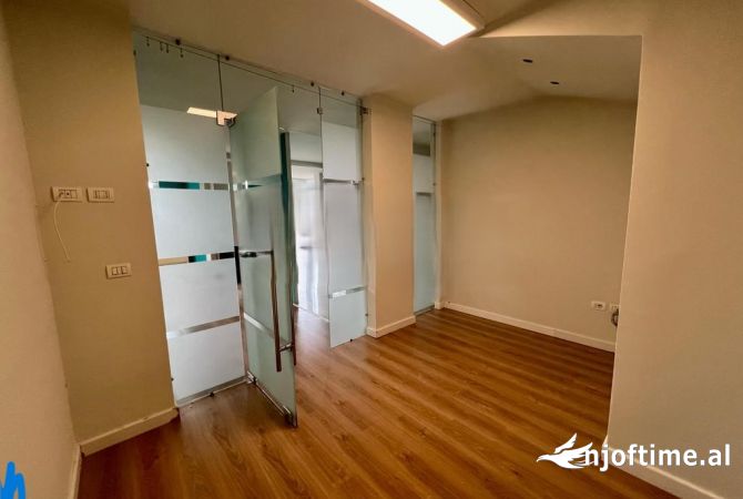 Ambient biznesi me qera 3+1 ne Tirane - 1,200 Euro