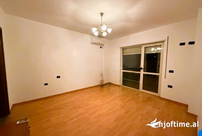 Ambient biznesi me qera 3+1 ne Tirane - 1,600 Euro