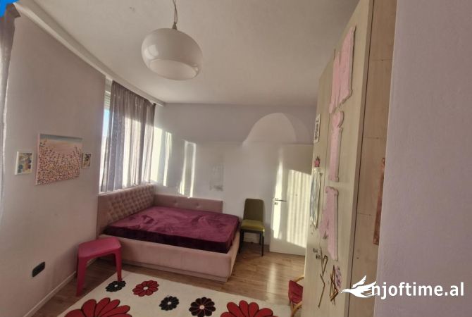 Shtepi ne shitje Apartament ne Tirane, 2+1, Mobilimi E mobiluar, Pagesa 220,000  Euro.
