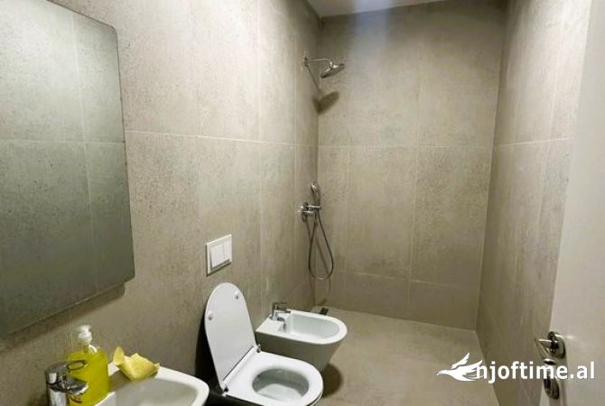 Ambient biznesi me qera 3+1 ne Tirane - 1,400 Euro