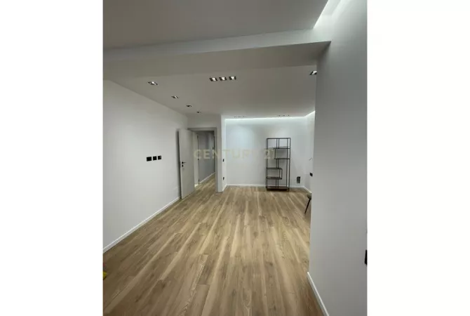 AMBIENT ZYRE ME QIRA, PRANE RADISSON HOTEL, LIQENI I THATE