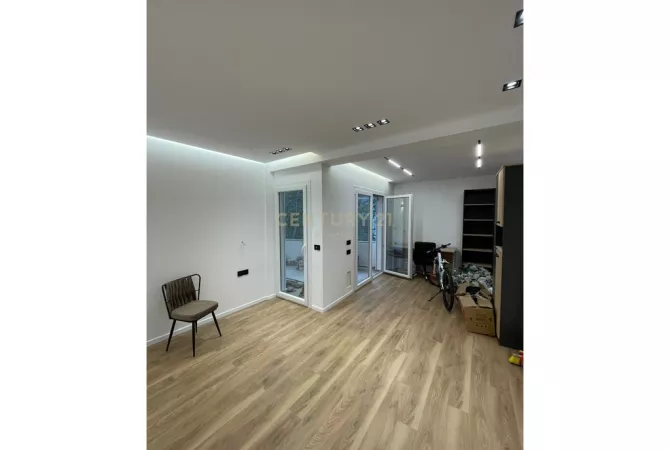 Ambient biznesi me qera 3+1 ne Tirane - 1,000 Euro