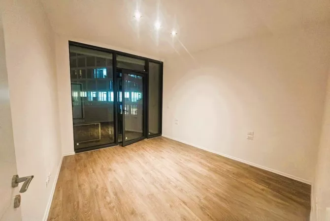 Jepet per qera ambient per zyra ne te lake view 