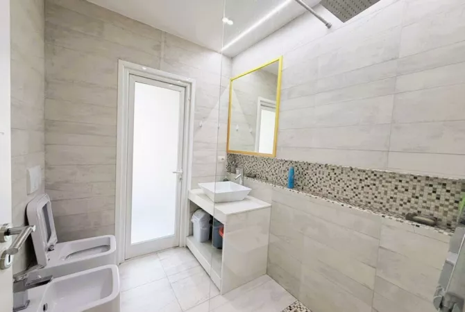 Shtepi ne shitje Apartament ne Tirane, 3+1, Mobilimi E mobiluar, Pagesa 250,000  Euro.