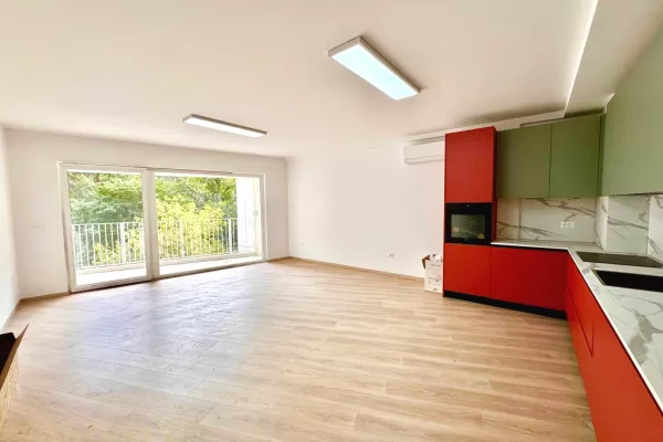 Ambient biznesi me qera 3+1 ne Tirane - 1,500 Euro