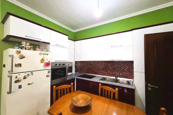 Shtepi ne shitje Apartament ne Tirane, 2+1, Mobilimi E mobiluar, Pagesa 126,000  Euro.