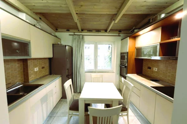 Shtepi me qera 2+1 ne Tirane - 650 Euro