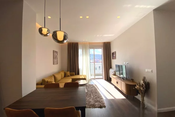 Shtepi me qera 2+1 ne Tirane - 1,100 Euro