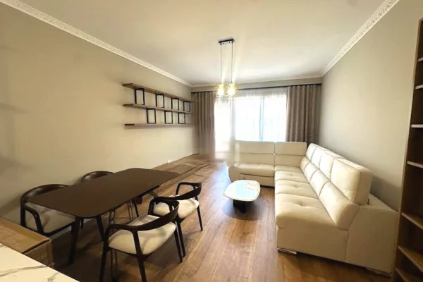 Shtepi me qera 2+1 ne Tirane - 880 Euro