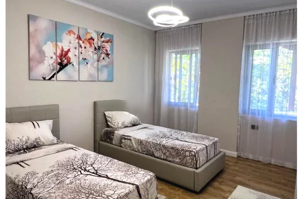Shtepi ne shitje Apartament ne Tirane, 2+1, Mobilimi E mobiluar, Pagesa 173,000  Euro.