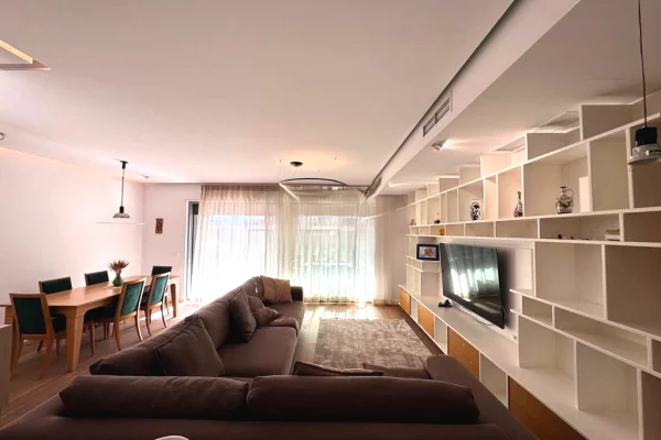 Shtepi me qera 3+1 ne Tirane - 2,500 Euro