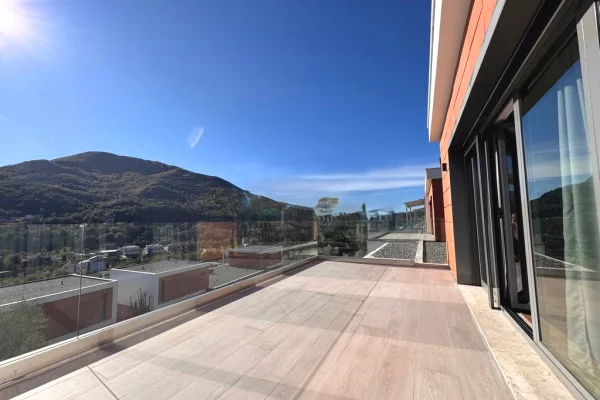 Shtepi me qera Vila Luksoze ne Tirane, 3+1, Mobilimi E mobiluar, Pagesa 2,500  Euro.