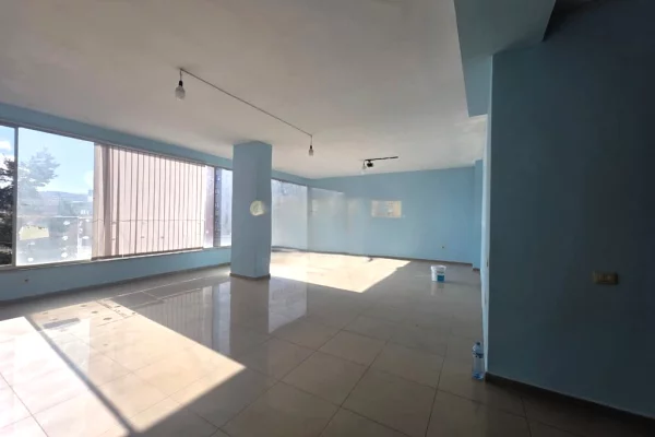 Ambient biznesi ne shitje 3+1 ne Tirane - 142,400 Euro