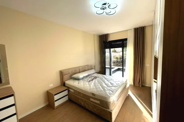 Shtepi me qera 2+1 ne Tirane - 1,300 Euro