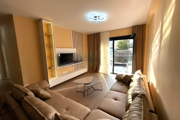 Shtepi me qera 2+1 ne Tirane - 1,300 Euro