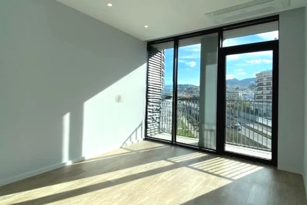 Ambient biznesi me qera 3+1 ne Tirane - 1,300 Euro