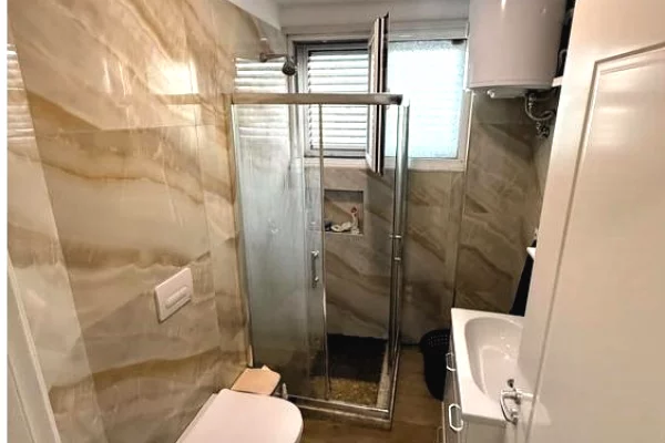 Shtepi ne shitje Apartament ne Tirane, 1+1, Mobilimi E mobiluar, Pagesa 145,000  Euro.