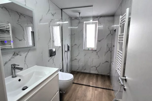 Shtepi me qera Apartament ne Tirane, 2+1, Mobilimi E mobiluar, Pagesa 850  Euro.