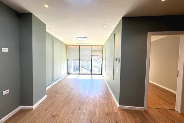 Ambient biznesi me qera 3+1 ne Tirane - 1,400 Euro