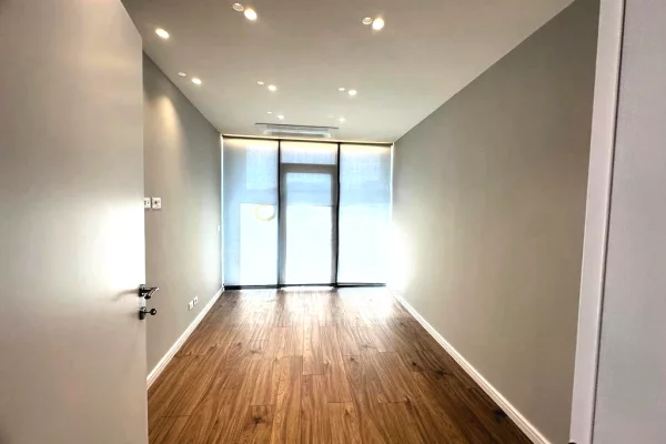 Ambient biznesi me qera 3+1 ne Tirane - 1,400 Euro