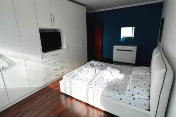 Shtepi me qera 2+1 ne Tirane - 800 Euro