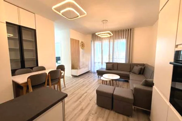 Shtepi me qera 2+1 ne Tirane - 800 Euro