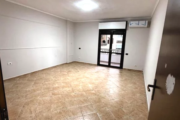 Ambient biznesi me qera 3+1 ne Tirane - 1,200 Euro