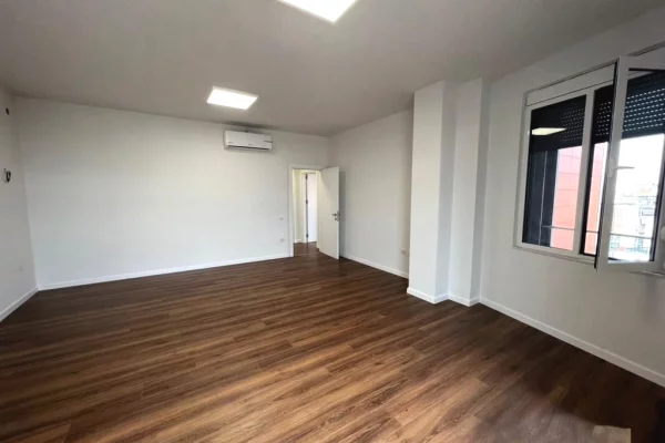 Ambient biznesi me qera 3+1 ne Tirane - 1,500 Euro
