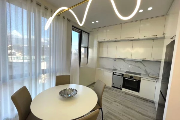 Shtepi me qera 2+1 ne Tirane - 1,300 Euro