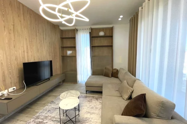 Shtepi me qera 2+1 ne Tirane - 1,300 Euro