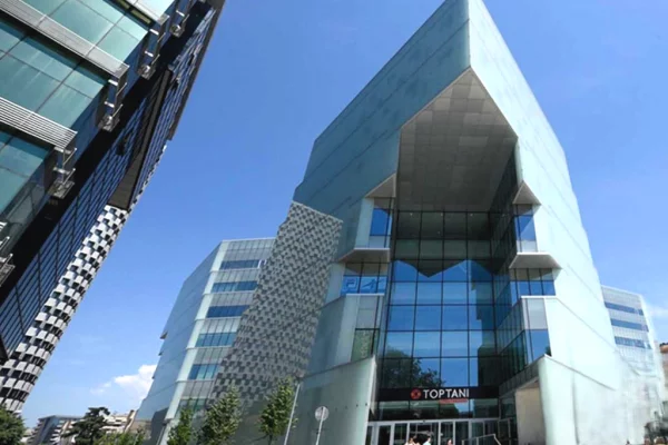 Ambient biznesi me qera 2+1 ne Tirane - 6,000 Euro