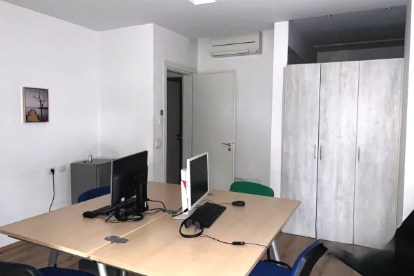 Ambient biznesi me qera 3+1 ne Tirane - 1,200 Euro