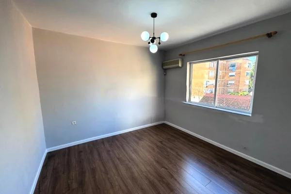 Ambiente Commerciale in Affitto 3+1 a Tirana - 1,000 Euro