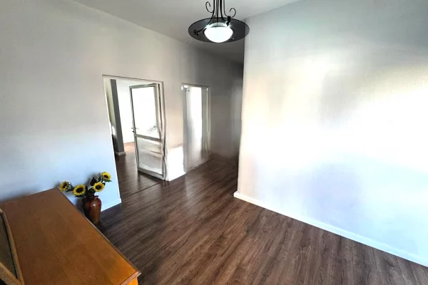 Ambiente Commerciale in Affitto 3+1 a Tirana - 1,000 Euro