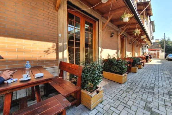 Ambient biznesi me qera 1+1 ne Tirane - 2,500 Euro