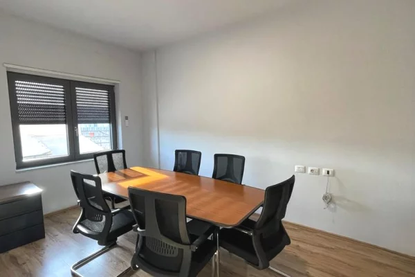Ambiente Commerciale in Affitto 3+1 a Tirana - 1,000 Euro