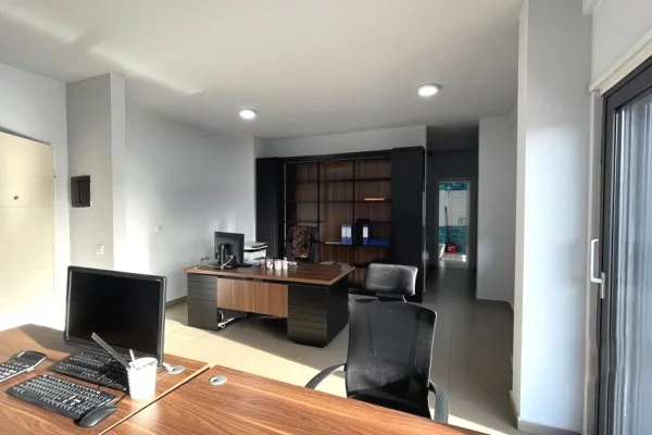 Ambiente Commerciale in Affitto 3+1 a Tirana - 1,000 Euro