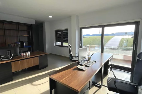 Ambiente Commerciale in Affitto 3+1 a Tirana - 1,000 Euro