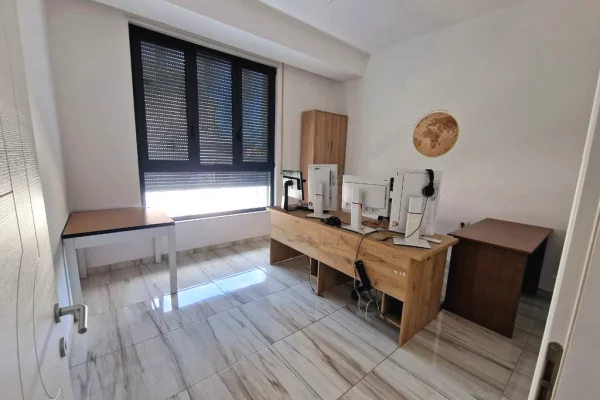 Ambiente Commerciale in Affitto 3+1 a Tirana - 650 Euro