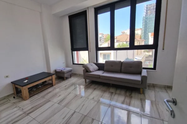 Ambiente Commerciale in Affitto 3+1 a Tirana - 650 Euro